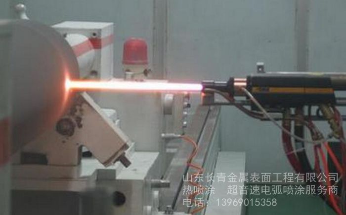 菏泽造纸厂39根导辊电弧喷涂不锈钢紧张施工中
